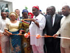 Gov. Godswill Akpabio and his wife, Unoma, assisted by the Deputy Gov, Lady Valerie Ebe (2nd left); SSG, Mr. Udom Emmanuel (1st right); Senator Anietie Okon (2nd right); and Hon. Emmanuel Ekon, during the  commissioning of VIP Guest House in Government House Uyo to commemorate  the 26th Anniversary of the creation of Akwa Ibom State 